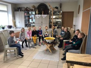 Priešmokyklinukai dalyvavo žvakių liejimo edukacijoje Priešmokyklinukai dalyvavo žvakių liejimo edukacijoje