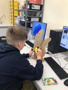 Informacinių technologijų pamoka 7 klase STEAM centre. Tiriamasis darbas Mikrovaldiklių valdovai: ,,Little Monster Crazy Band“ Informacinių technologijų pamoka 7 klase STEAM centre. Tiriamasis darbas Mikrovaldiklių valdovai: ,,Little Monster Crazy Band“