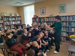 1b klasės išvyka į Tauragės rajono Birutės Baltrušaitytės viešosios bibliotekos vaikų literatūros skyrių 1b klasės išvyka į Tauragės rajono Birutės Baltrušaitytės viešosios bibliotekos vaikų literatūros skyrių