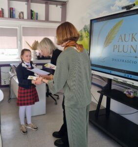 „Auksinė plunksna“ – antrokės pergalė dailaus rašto konkurse