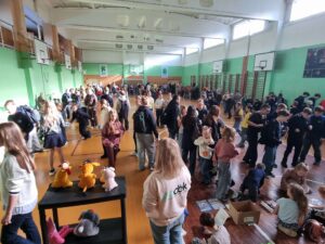 Aušros“ progimnazijoje nuvilnijo Tvarumo savaitė: nuo TRATC pamokų iki Blusų turgaus šurmulio ir kt. veiklų Aušros“ progimnazijoje nuvilnijo Tvarumo savaitė: nuo TRATC pamokų iki Blusų turgaus šurmulio ir kt. veiklų